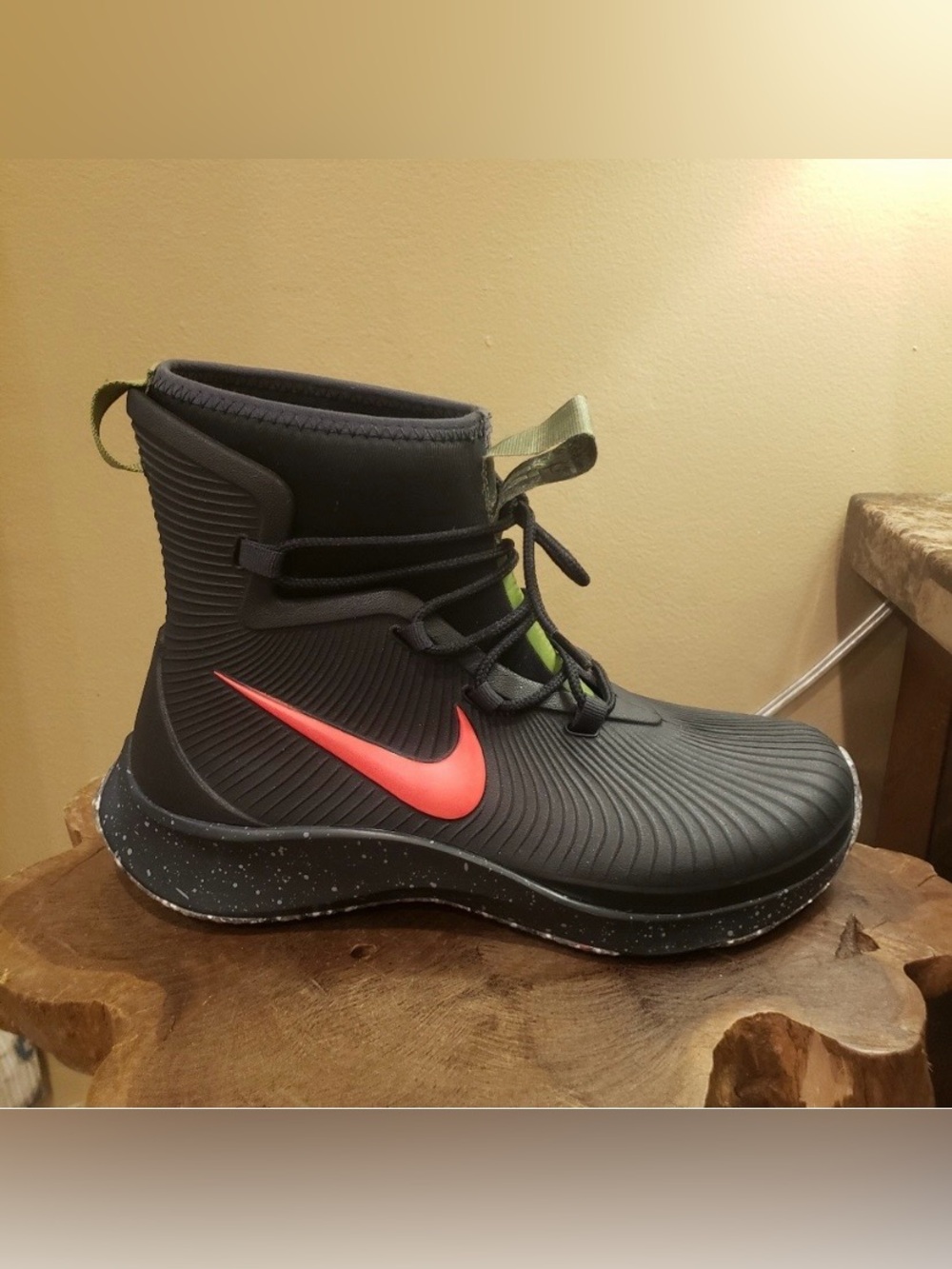 Nike Binziie  Boots  Never worn youth size 4y